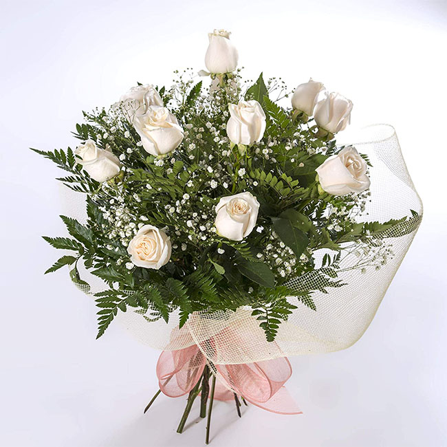 Ramo de 14 rosas blancas de RegalaUnaFlor como regalo para amigas