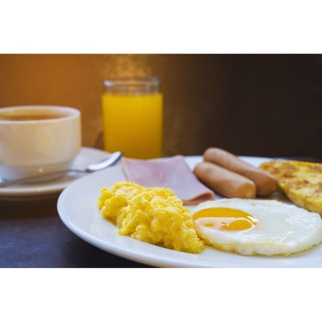 Cesta de desayuno con taza Regalisimos como regalo original para pareja