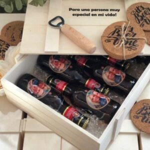 6 botellines de cerveza con foto en caja de madera, con posavasos y abrebotellas como regalo con fotos
